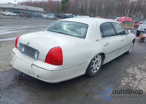 2006 Lincoln Town Car Signature Limited from USA, damaged, VIN 1LNHM82W36Y632276